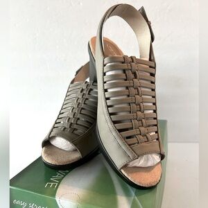 NIB Easy Street Katerina Sling  Back Peep Toe Sandals New in Box